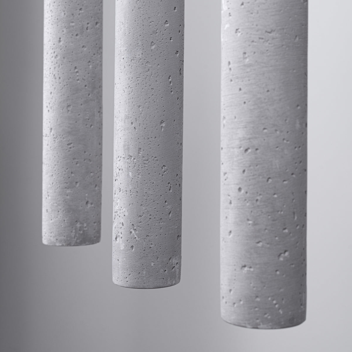 Pendellampe PASTELO 3L i beton med 3 lyskilder – 30 × 3.5 × 110 cm – SL.1272