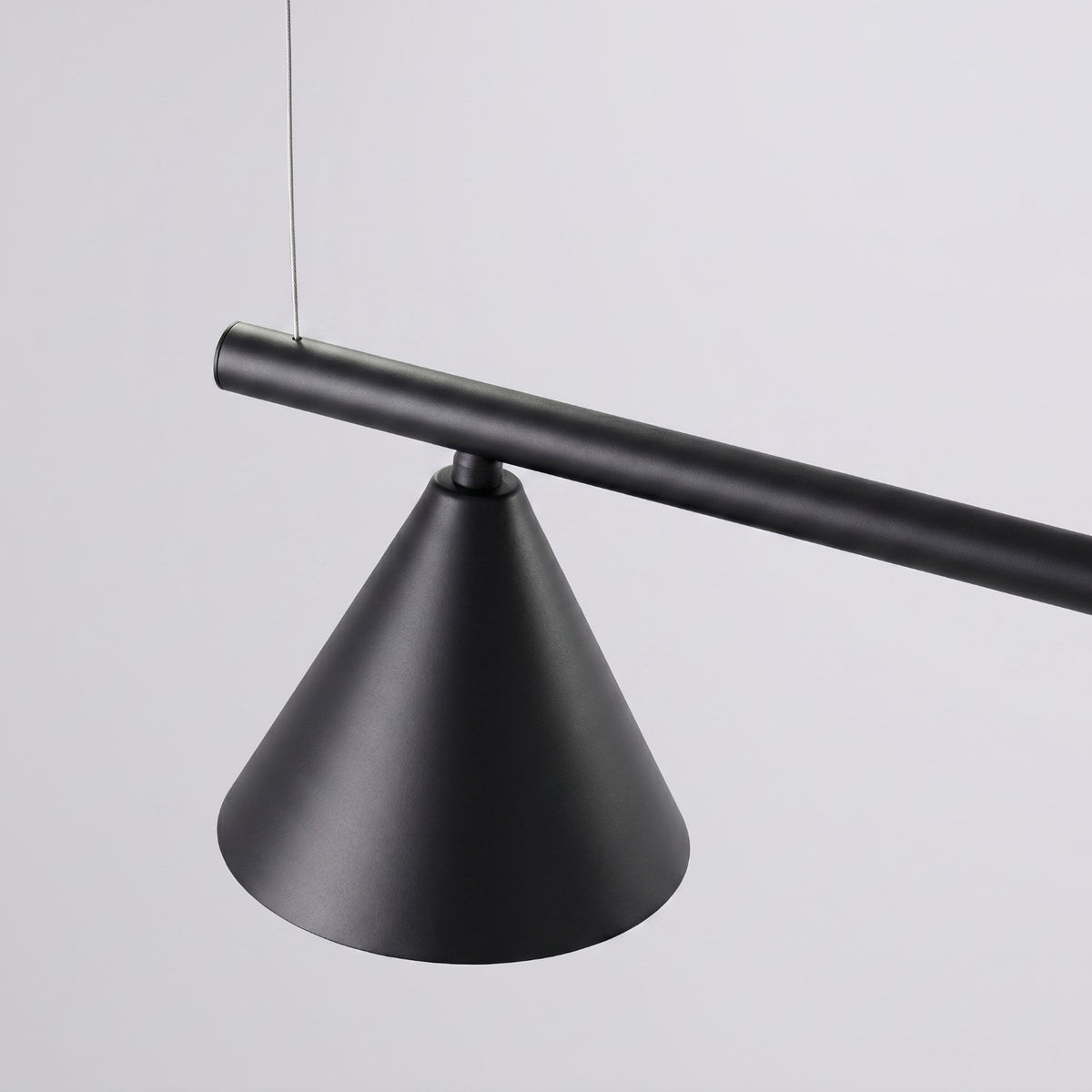 Lysekrone NOX 4L sort med 4 lyskilder – 122 × 14 × 215 cm – SL.2552